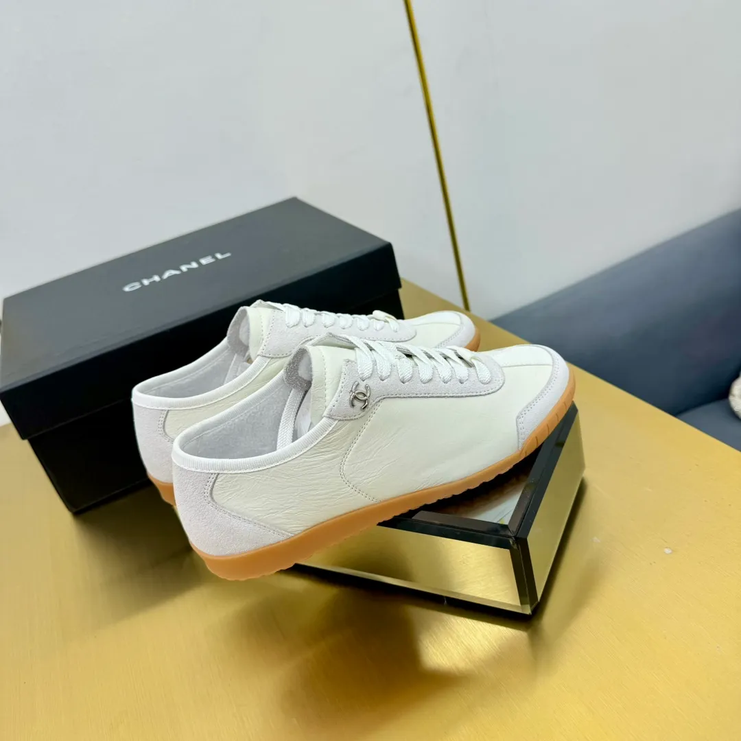 👟👟Ex-factory price 540👟👟 Top version, no objection will be accepted! ! ! Chanel Chanel - 2024 counter top casual panda shoes sneakers. This classic design; the upper is electro-embroidered with a variety of craftsmanship; the outsole is fashionable and sporty; the extraordinary inclusion of a variety of color matching elements... The diversified mix and match is very beautiful and versatile, casual, fashionable, sports and outdoor can be taken into account... ꫛꫀꪝ Go➫ Material: ❶Upper made of: original imported mercerized velvet + double-layer breathable mesh ❷Inner use: Original imported breathable mesh ❸ Outsole based on: Original TPU combination outsole Special counter boutique packaging complete set for women 35–41